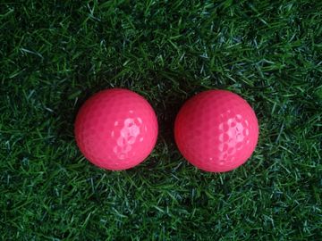 Ballon de golf fluorescent, balles de golf, balles de golf fluorescentes dans la lumière noire (éclairage UV) fournisseur